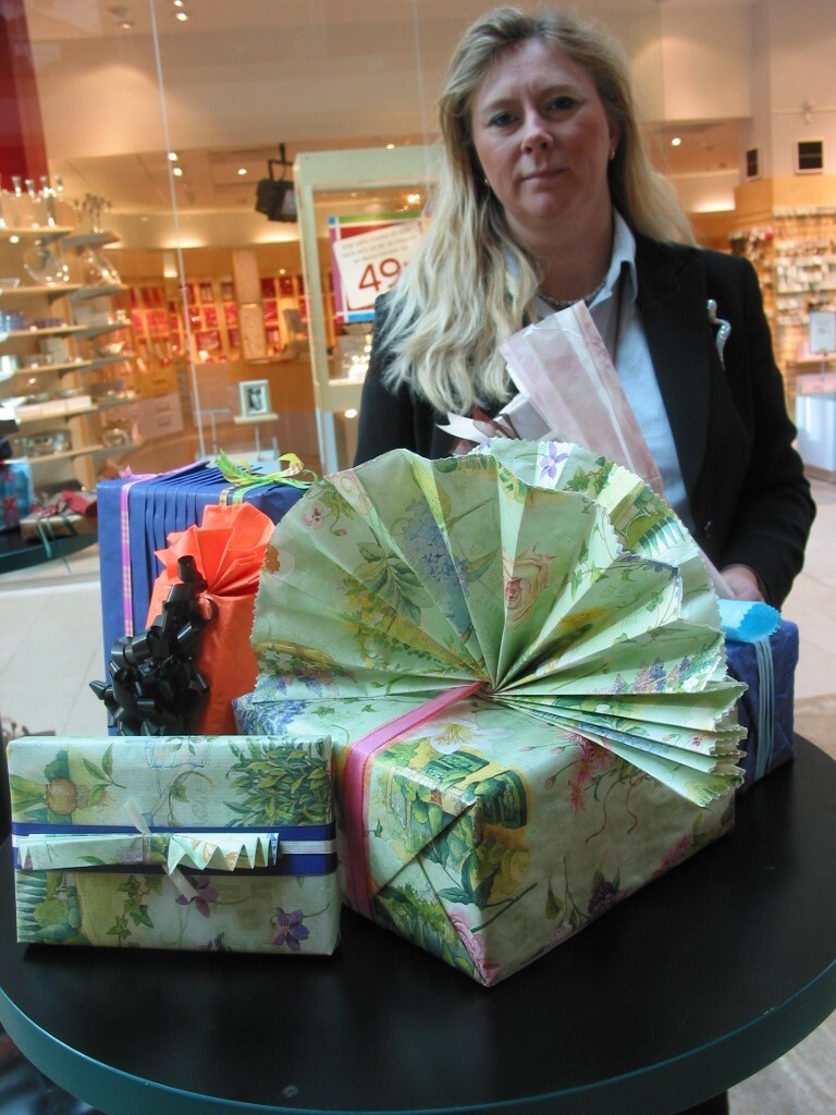 Annica Thorberg med paket inne